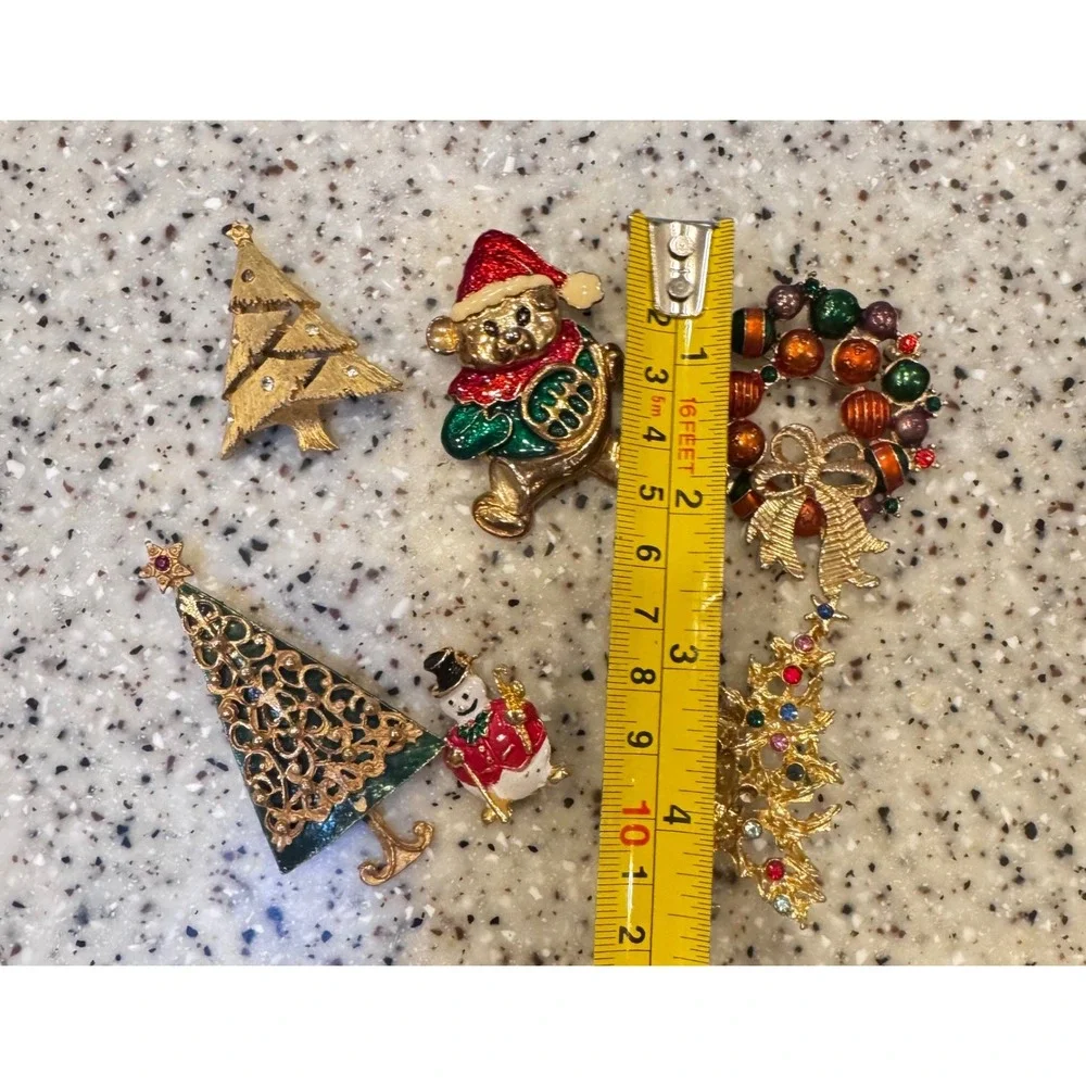 Lot of 6 Christmas Brooches Tree‎ Snowman Bear Wreath Vintage 2 stones missing